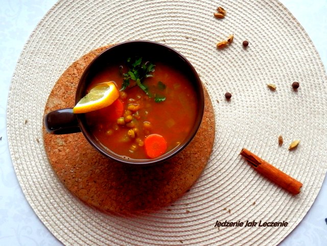 rozgrzewająca zupa z fasolki mung, kumin, kurkuma, pomidory
